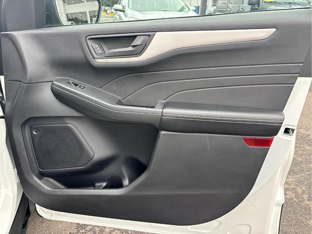 Photo of 2022 Star White Ford Escape