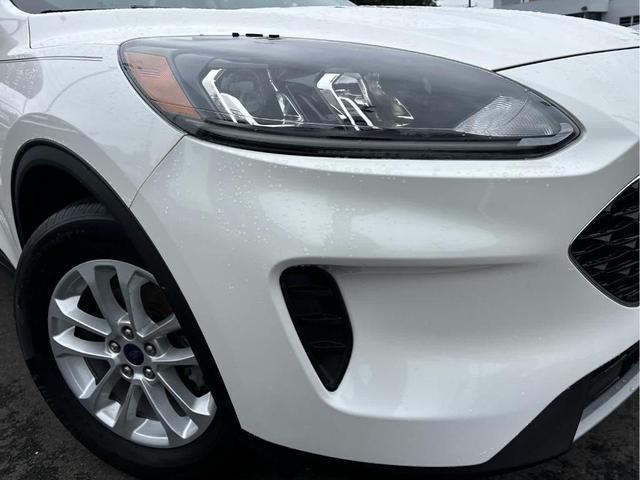 Photo of 2022 Star White Ford Escape