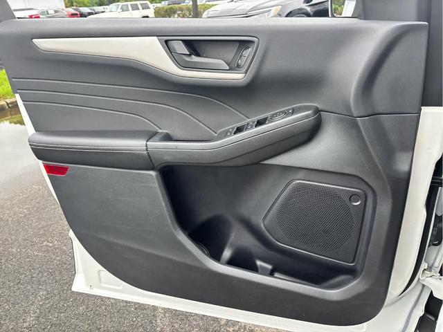 Photo of 2022 Star White Ford Escape