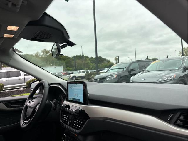 Photo of 2022 Star White Ford Escape