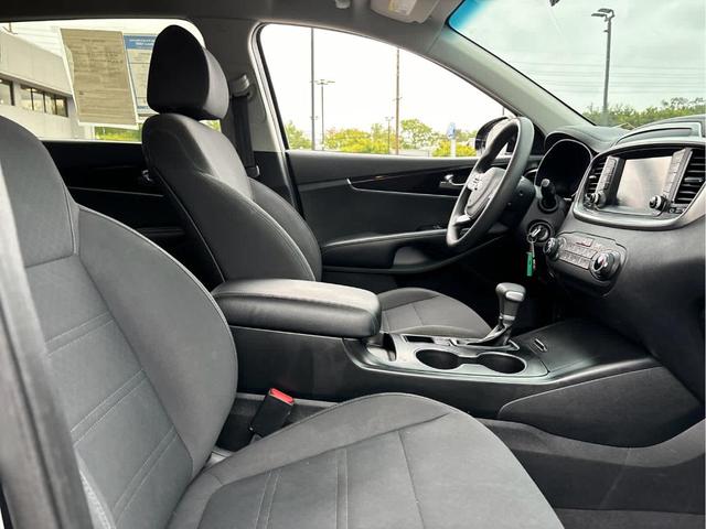 Photo of 2020 Ebony Black Kia Sorento
