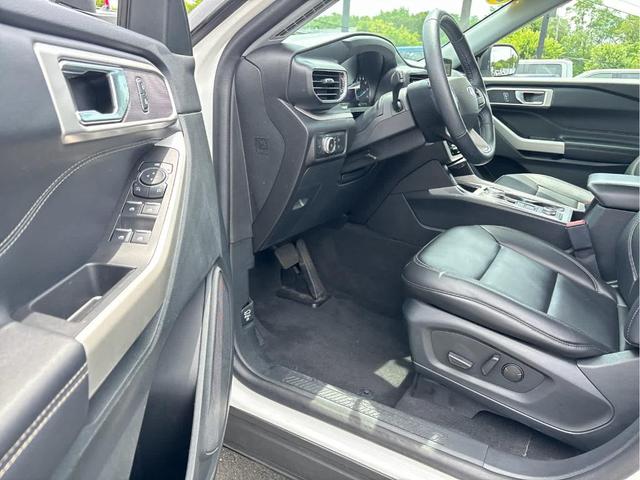 Photo of 2022 Star White Ford Explorer