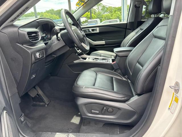 Photo of 2022 Star White Ford Explorer