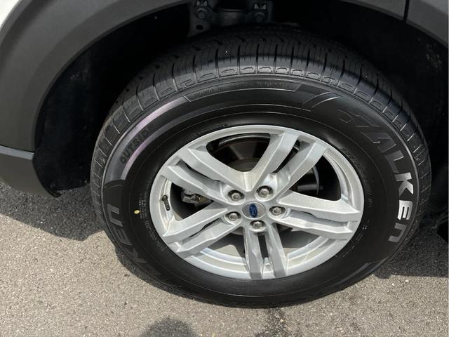 Photo of 2022 Star White Ford Explorer