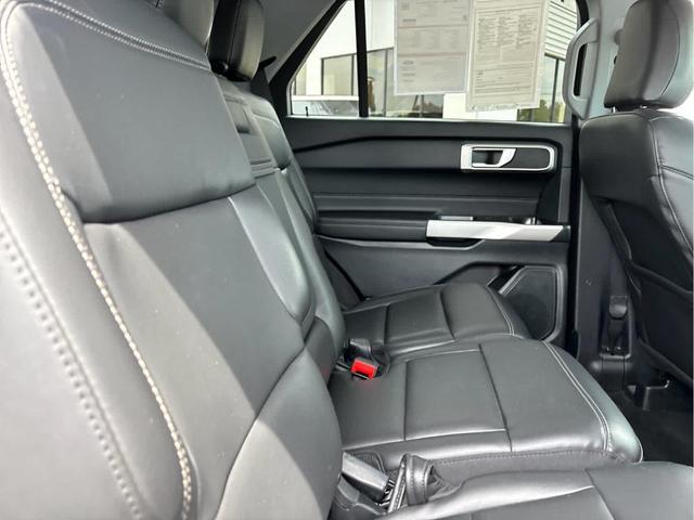 Photo of 2022 Star White Ford Explorer