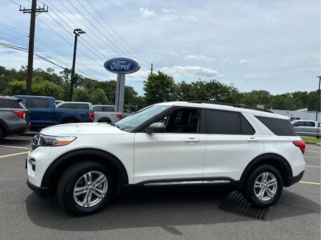 Photo of 2022 Star White Ford Explorer