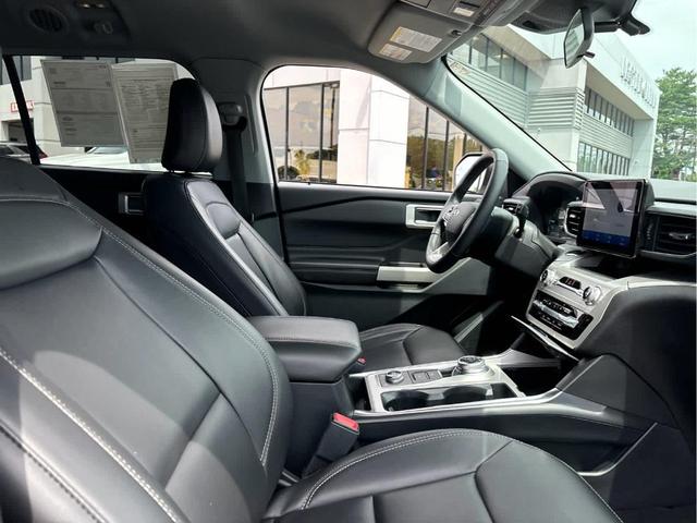 Photo of 2022 Star White Ford Explorer