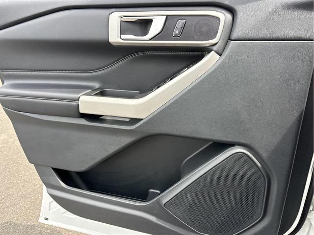 Photo of 2022 Star White Ford Explorer