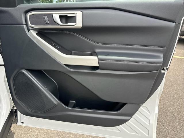 Photo of 2022 Star White Ford Explorer