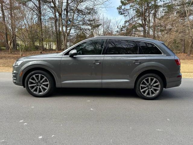 Photo of 2018 Gray Audi Q7