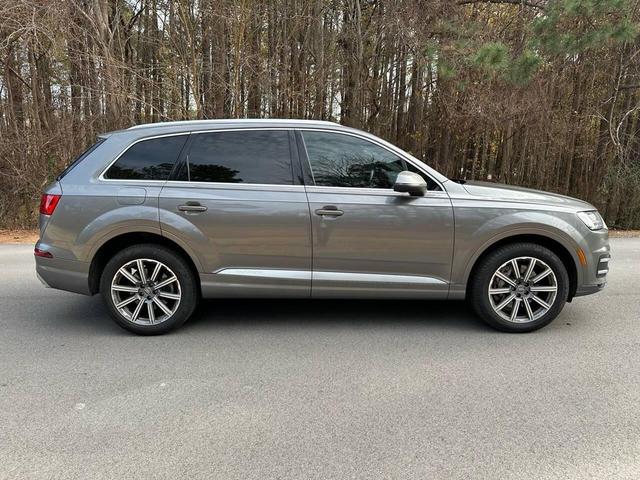 Photo of 2018 Gray Audi Q7