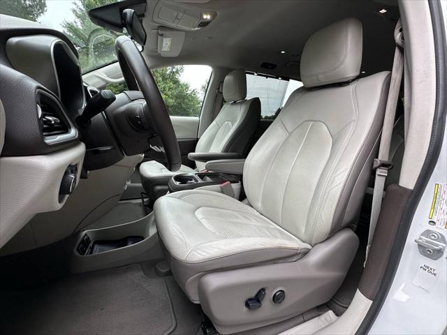 Photo of 2018 Bright White Clearcoat Chrysler Pacifica