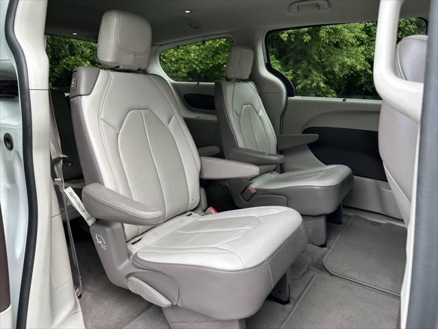 Photo of 2018 Bright White Clearcoat Chrysler Pacifica