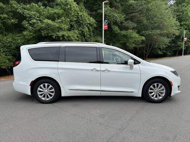 Photo of 2018 Bright White Clearcoat Chrysler Pacifica