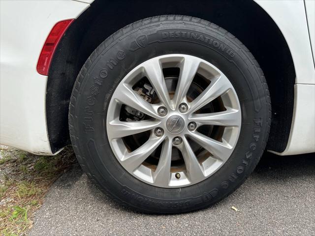 Photo of 2018 Bright White Clearcoat Chrysler Pacifica