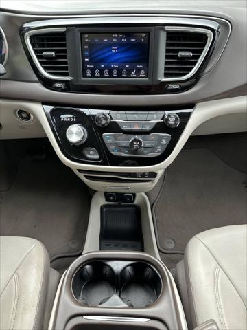 Photo of 2018 Bright White Clearcoat Chrysler Pacifica