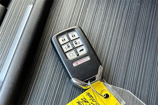 Photo of 2023 Lunar Silver Metallic Honda Odyssey