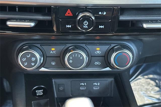 Photo of 2025 Gun Metallic Nissan Kicks