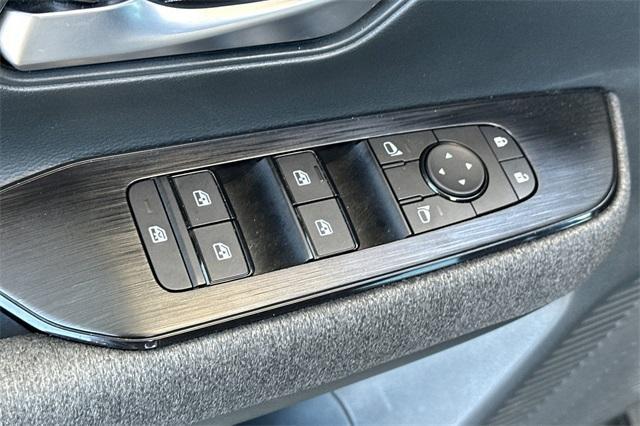 Photo of 2025 Gun Metallic Nissan Kicks