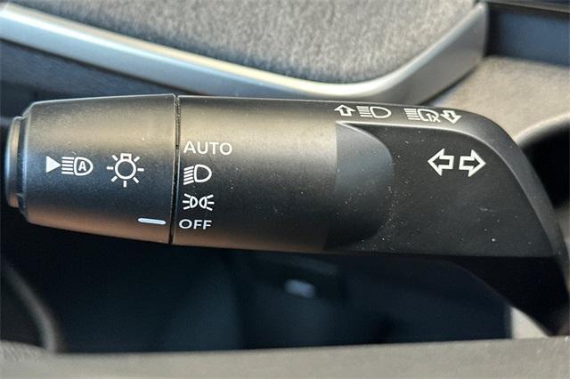 Photo of 2025 Gun Metallic Nissan Kicks