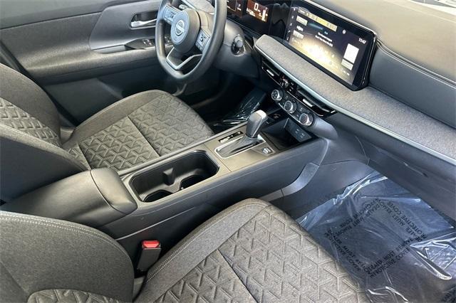 Photo of 2025 Gun Metallic Nissan Kicks