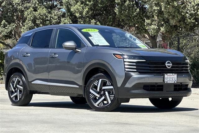 Photo of 2025 Gun Metallic Nissan Kicks