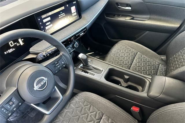 Photo of 2025 Gun Metallic Nissan Kicks