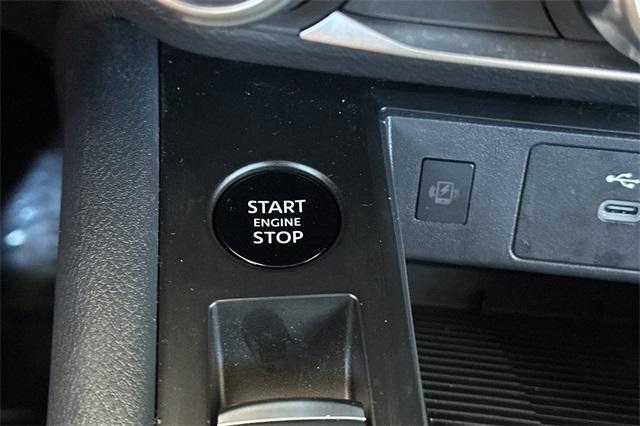 Photo of 2025 Gun Metallic Nissan Kicks