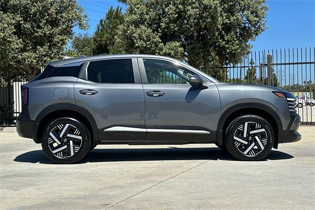 Photo of 2025 Gun Metallic Nissan Kicks