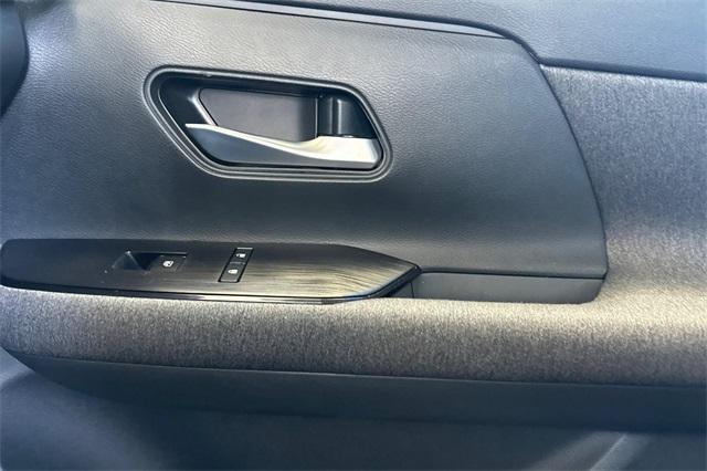Photo of 2025 Gun Metallic Nissan Kicks
