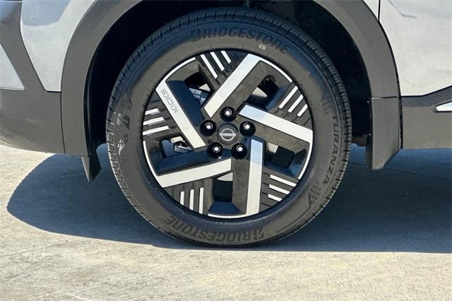 Photo of 2025 Gun Metallic Nissan Kicks