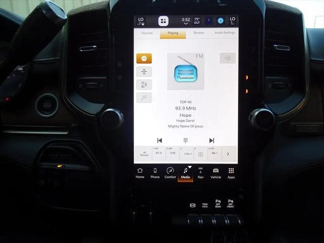 Photo of 2023 Diamond Black Crystal Pearlcoat RAM 2500