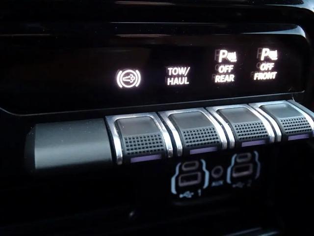 Photo of 2023 Diamond Black Crystal Pearlcoat RAM 2500