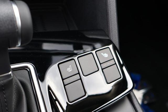Photo of 2025 Glacial White Pearl Kia Sportage