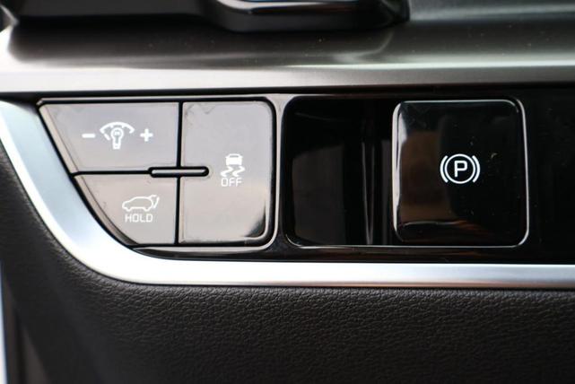 Photo of 2025 Glacial White Pearl Kia Sportage