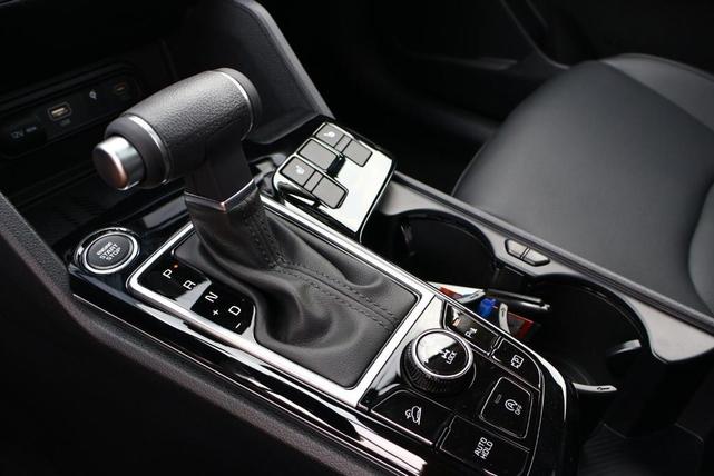 Photo of 2025 Glacial White Pearl Kia Sportage