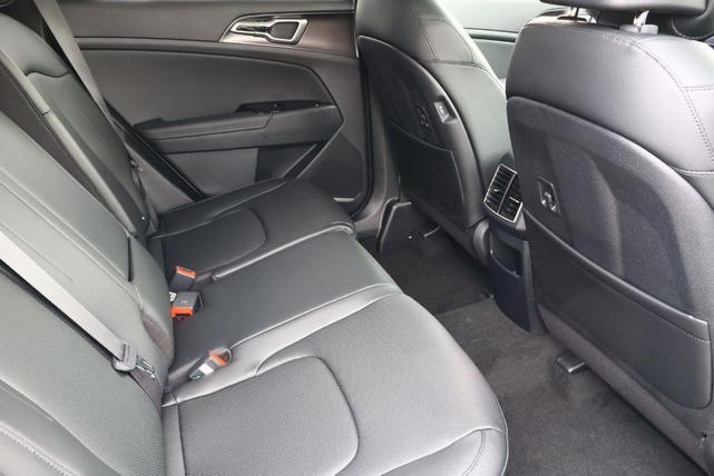 Photo of 2025 Glacial White Pearl Kia Sportage