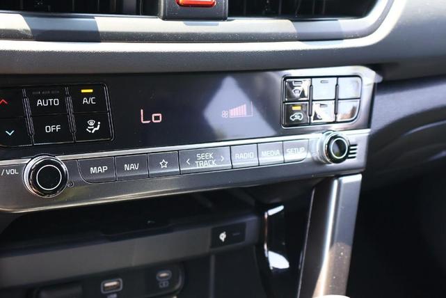 Photo of 2025 White Kia Seltos