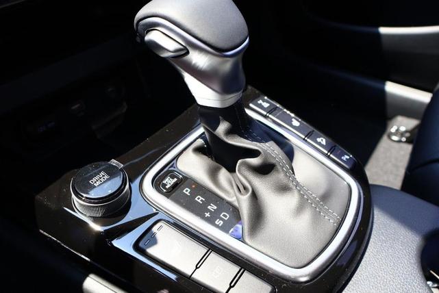 Photo of 2025 White Kia Seltos