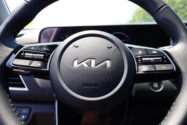 Photo of 2025 White Kia Seltos