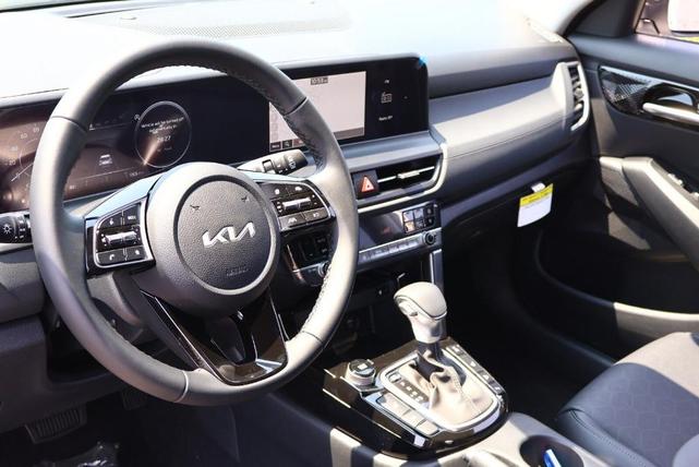 Photo of 2025 White Kia Seltos
