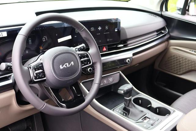 Photo of 2026 Snow White Pearl Kia Carnival
