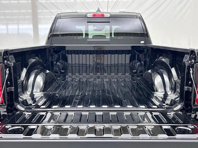 Photo of 2026 Diamond Black Crystal Pearlcoat RAM 1500