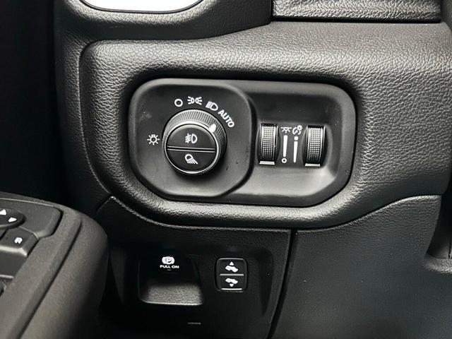 Photo of 2026 Diamond Black Crystal Pearlcoat RAM 1500