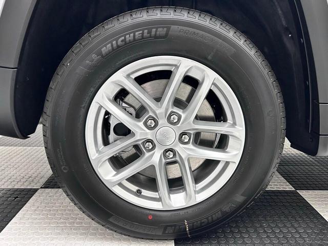 Photo of 2025 Silver Zynith Jeep Grand Cherokee L