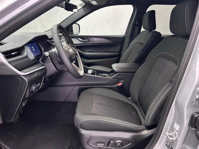Photo of 2025 Silver Zynith Jeep Grand Cherokee L