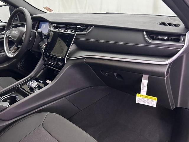 Photo of 2025 Silver Zynith Jeep Grand Cherokee L