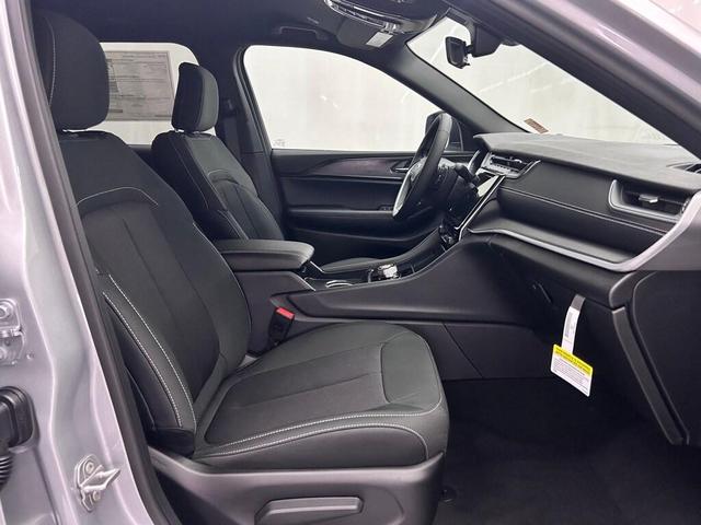 Photo of 2025 Silver Zynith Jeep Grand Cherokee L