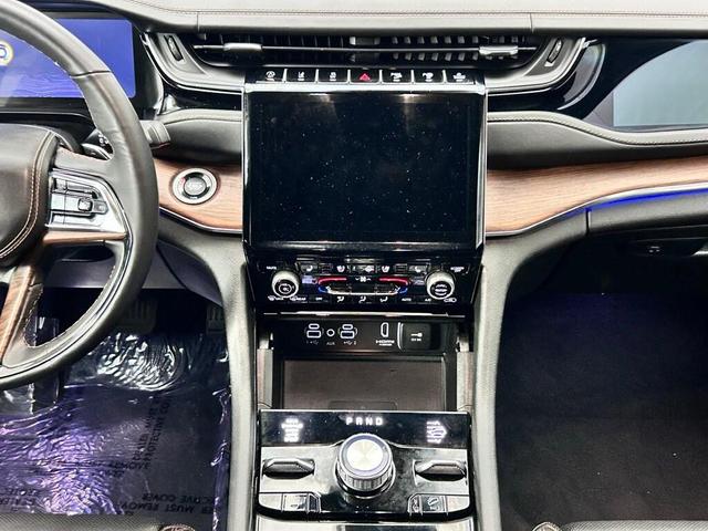 Photo of 2023 Silver Zynith Jeep Grand Cherokee L