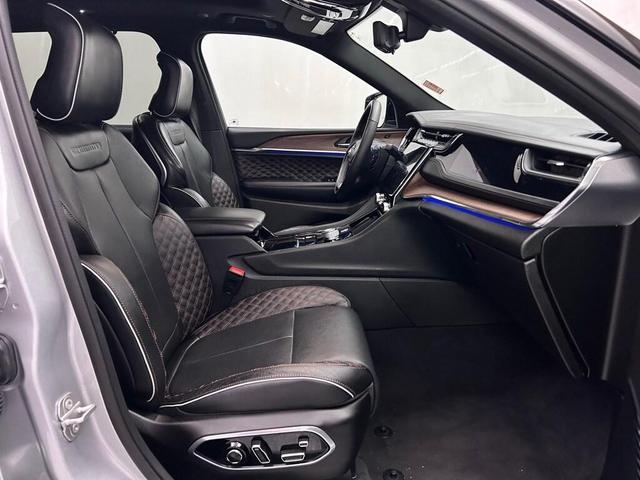 Photo of 2023 Silver Zynith Jeep Grand Cherokee L
